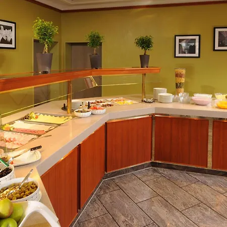 レオナルド 4* ケルン